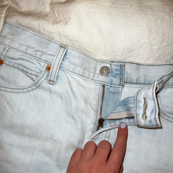 LEVI DENIM SHORTS!! SIZE 29 - runs a little small - Picture 3 of 4